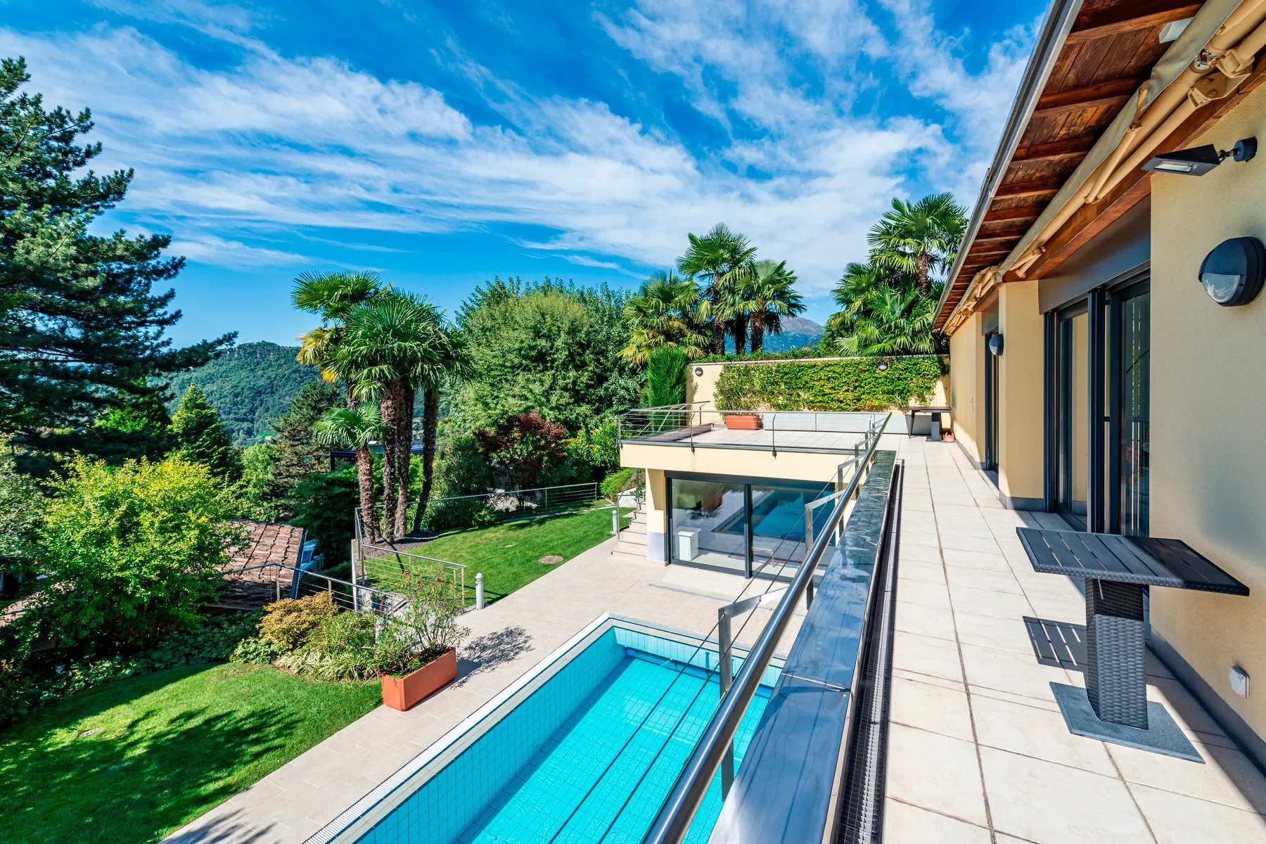 Exterior photo 6