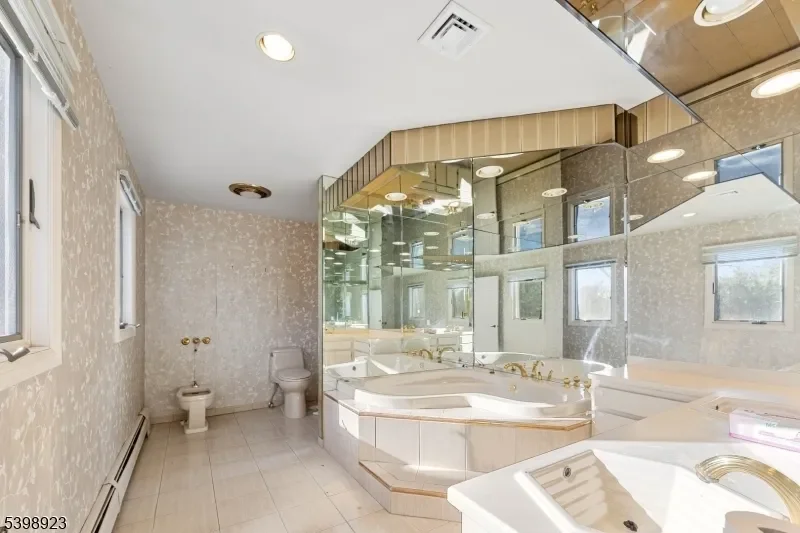17 Rolling Hill Way, Clark Twp., NJ 07066, Clark, New Jersey, United States. - Photo 12