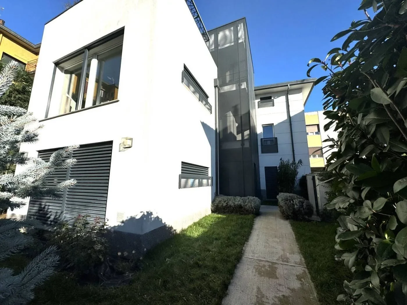 Exterior photo 6