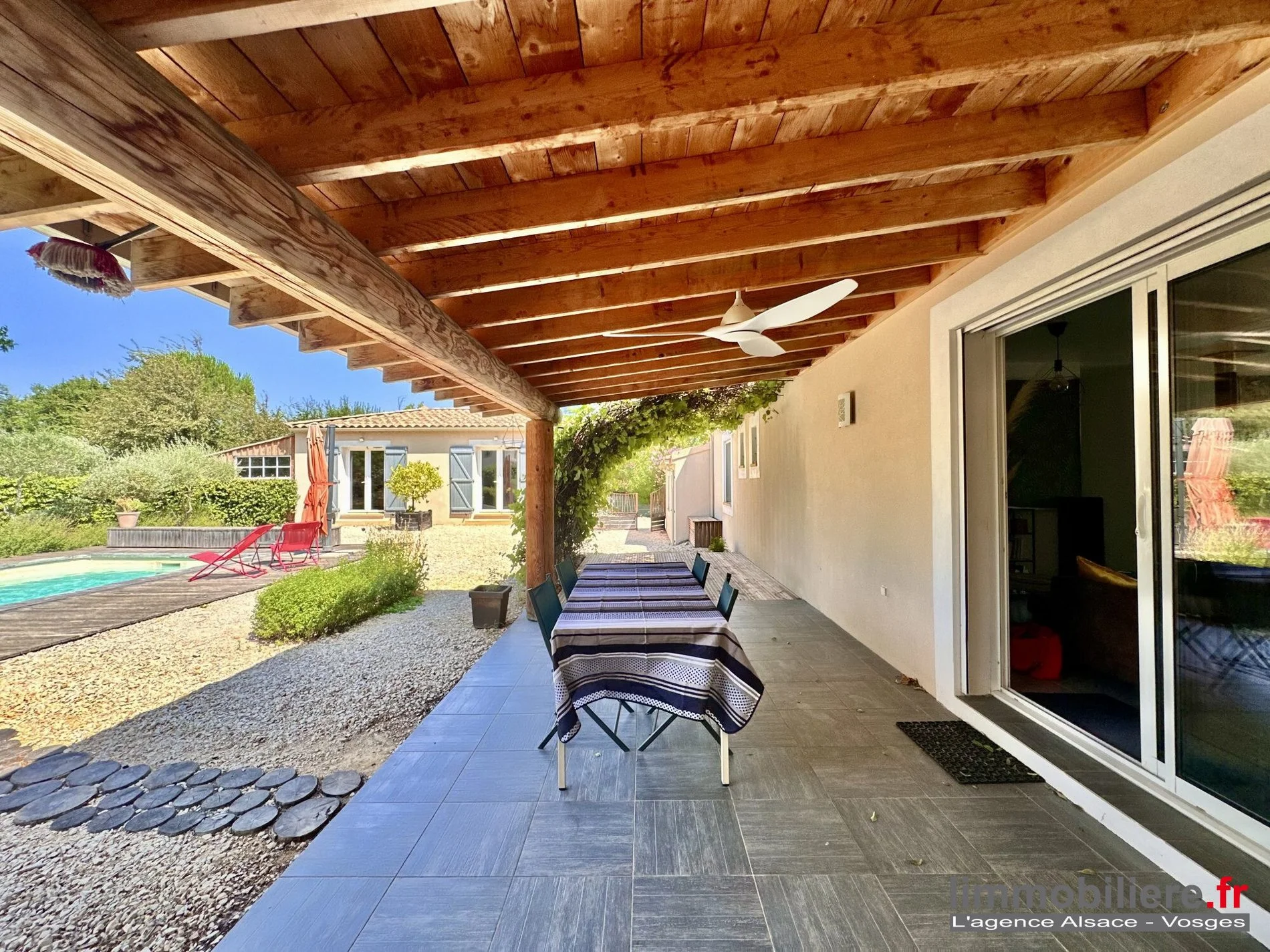 Exterior photo 8