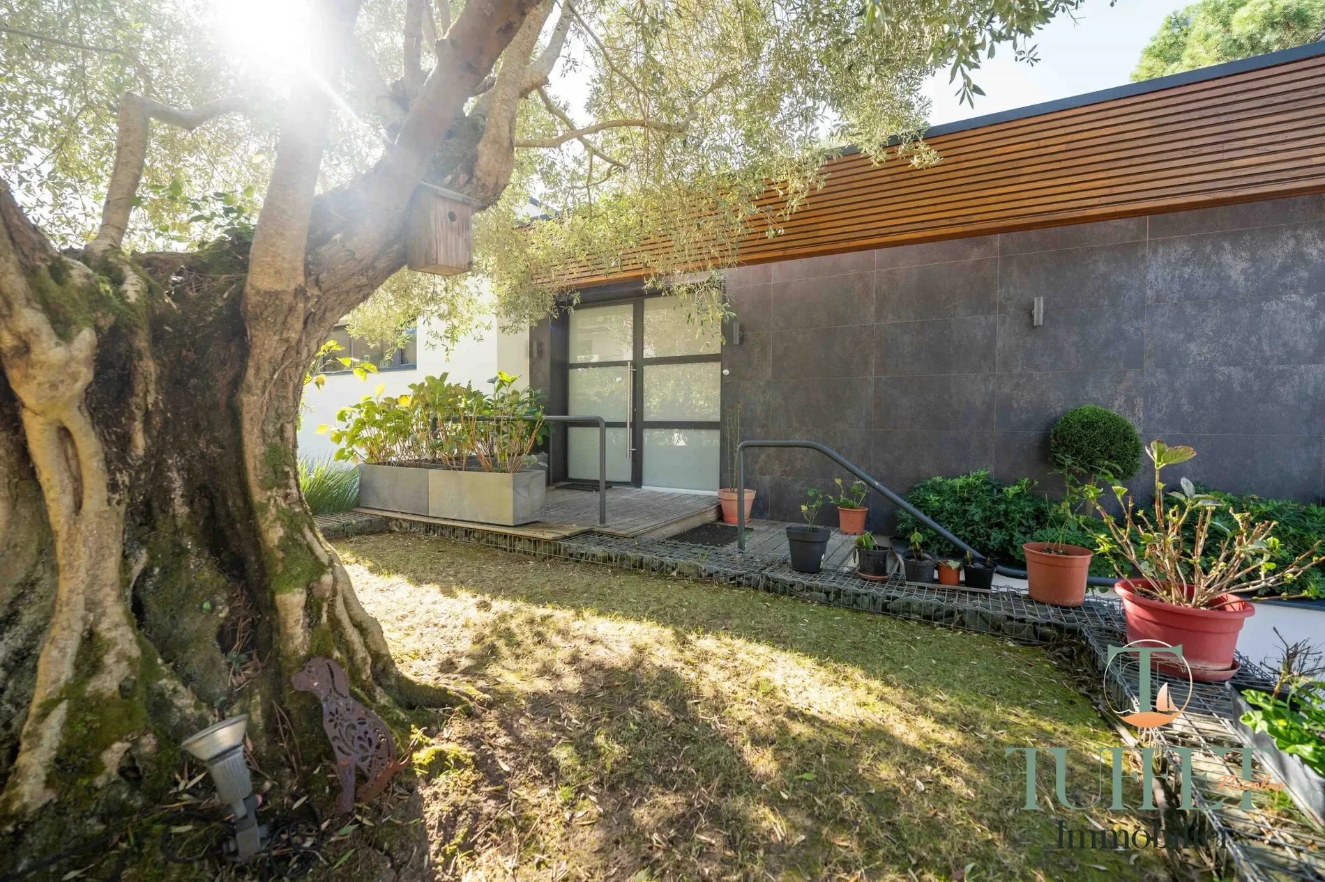 Exterior photo 12