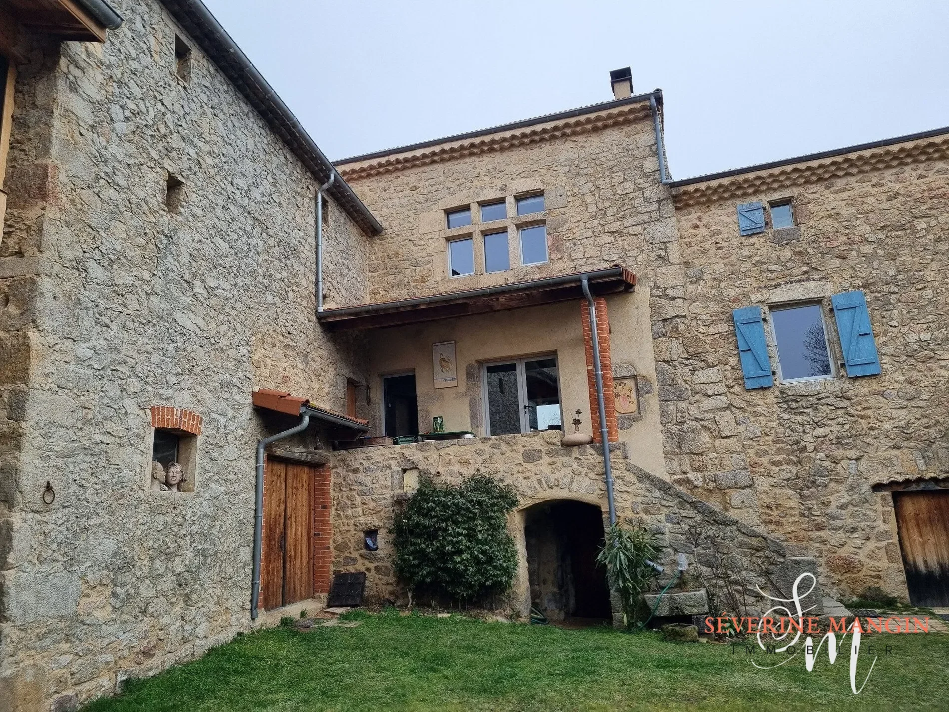 Exterior photo 6
