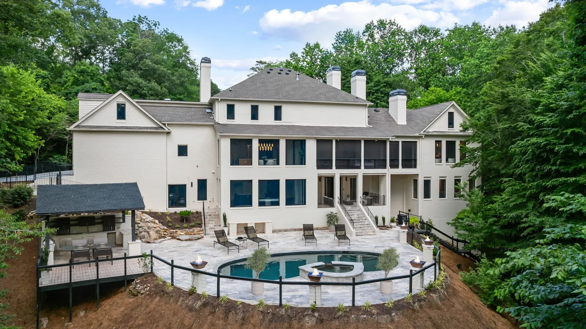 Exterior photo 5