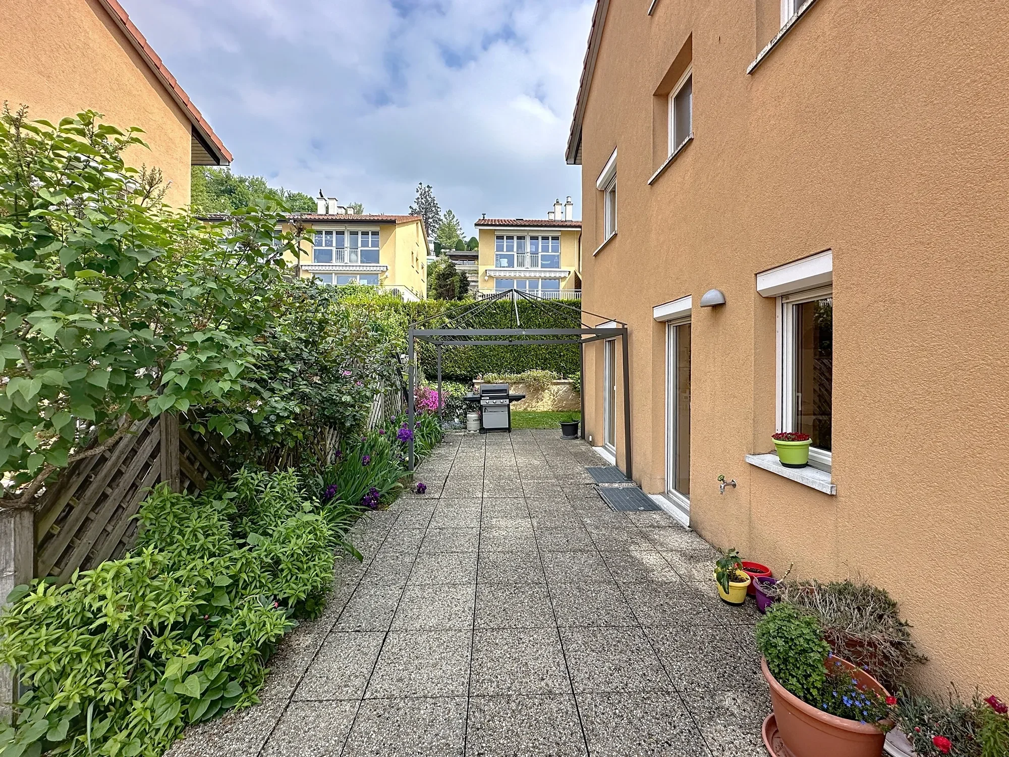 Exterior photo 6