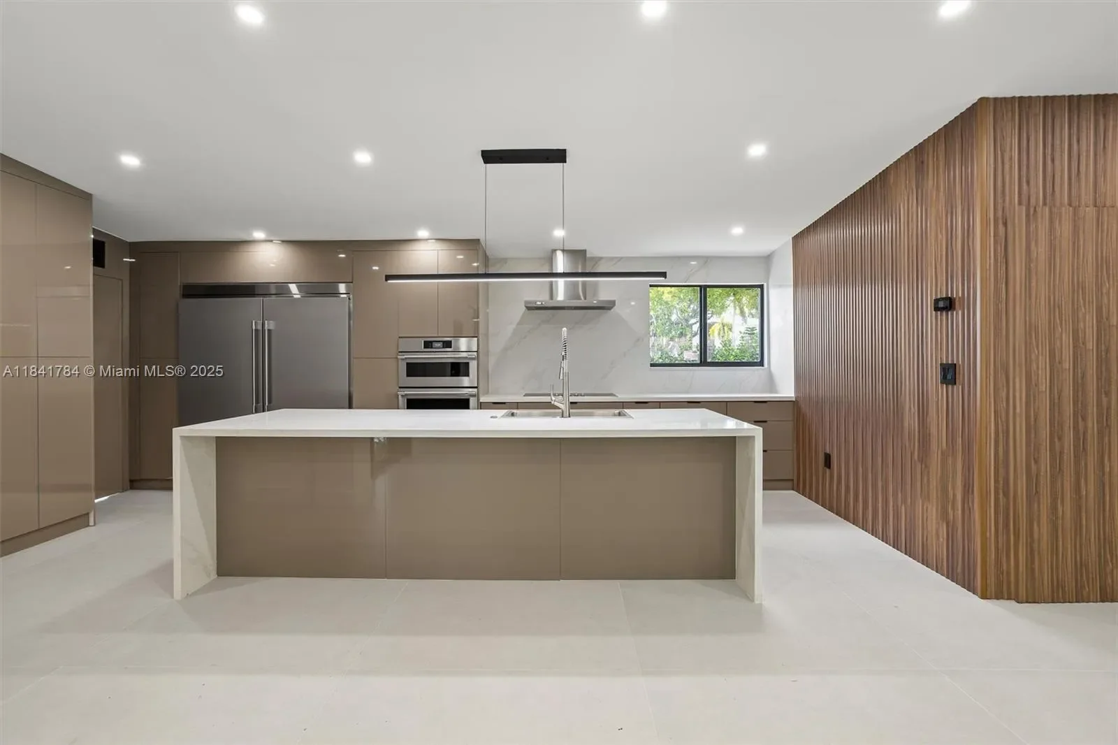 2180 NE 190th Ter, North Miami Beach, Florida, United States. - Photo 3