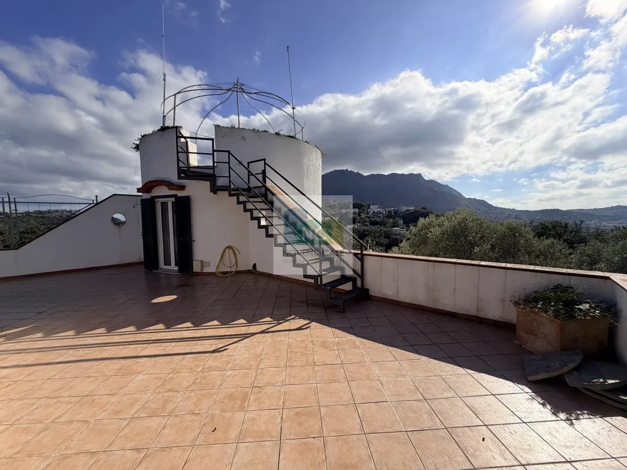 Exterior photo 5
