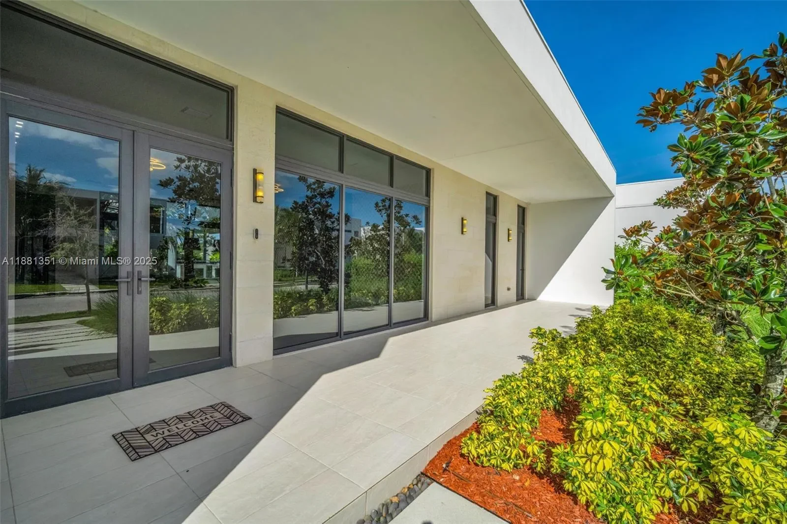 Exterior photo 7