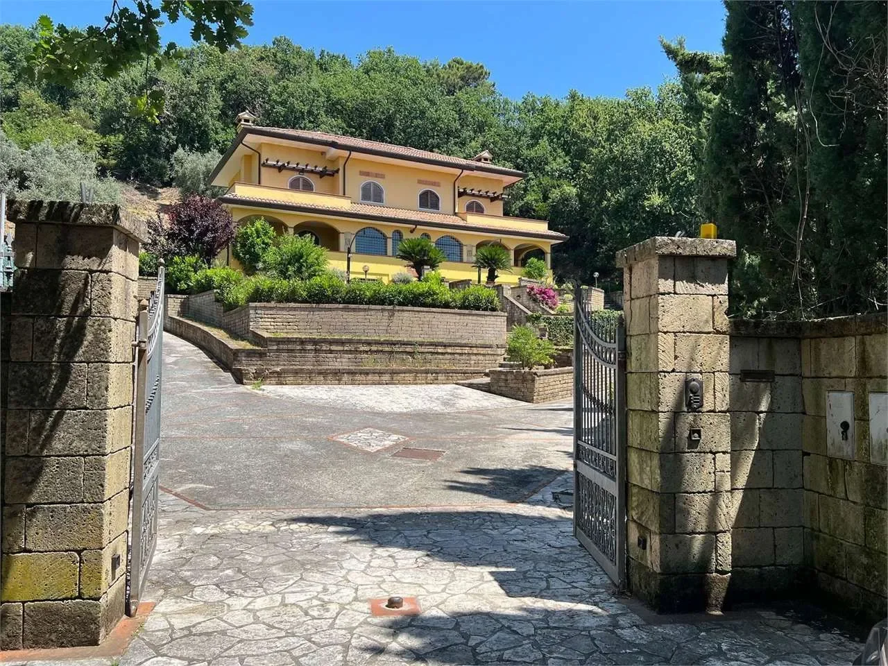 Via Monteverde, Carrara, Tuscany, Italy. - Photo 3