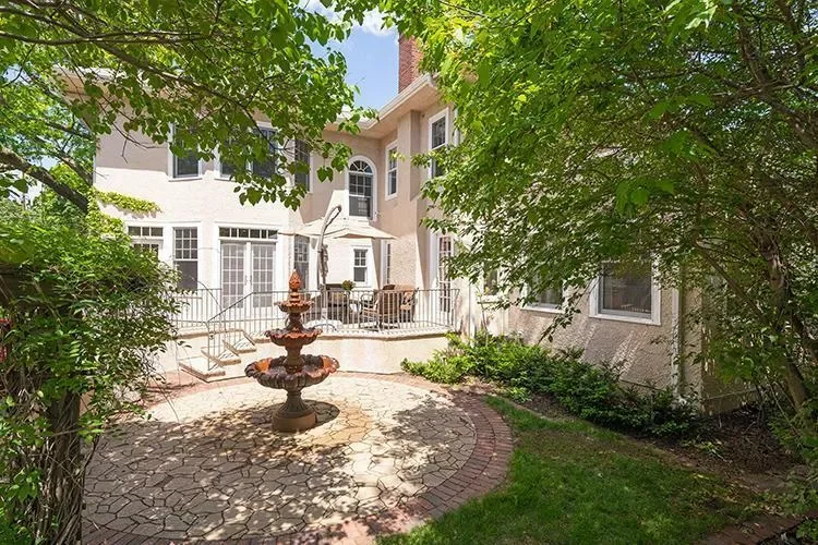 Exterior photo 4