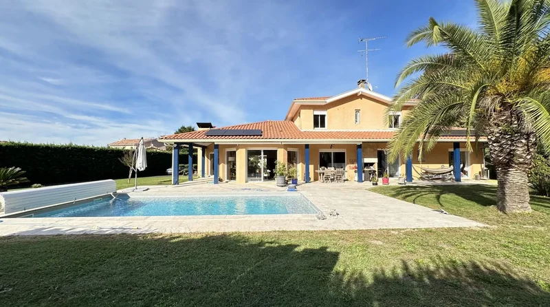 MAISON CONTEMPORAINE DE TYPE T9 DE 220 M2 AVEC PISCINE