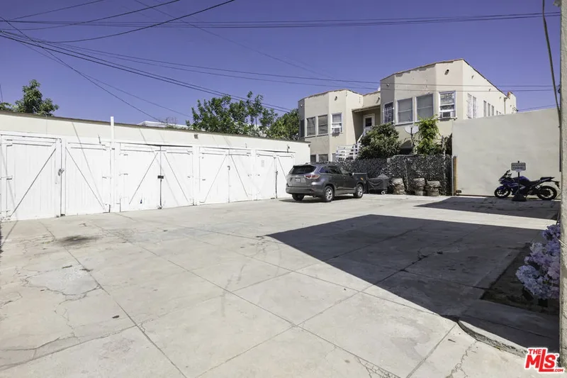 1561 1/2 S Harvard Boulevard, Los Angeles, California, United States. - Photo 17