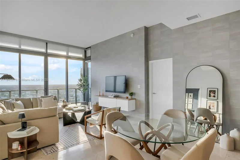 88 SW 7th St 4004, Miami, Florida, United States. - Photo 3