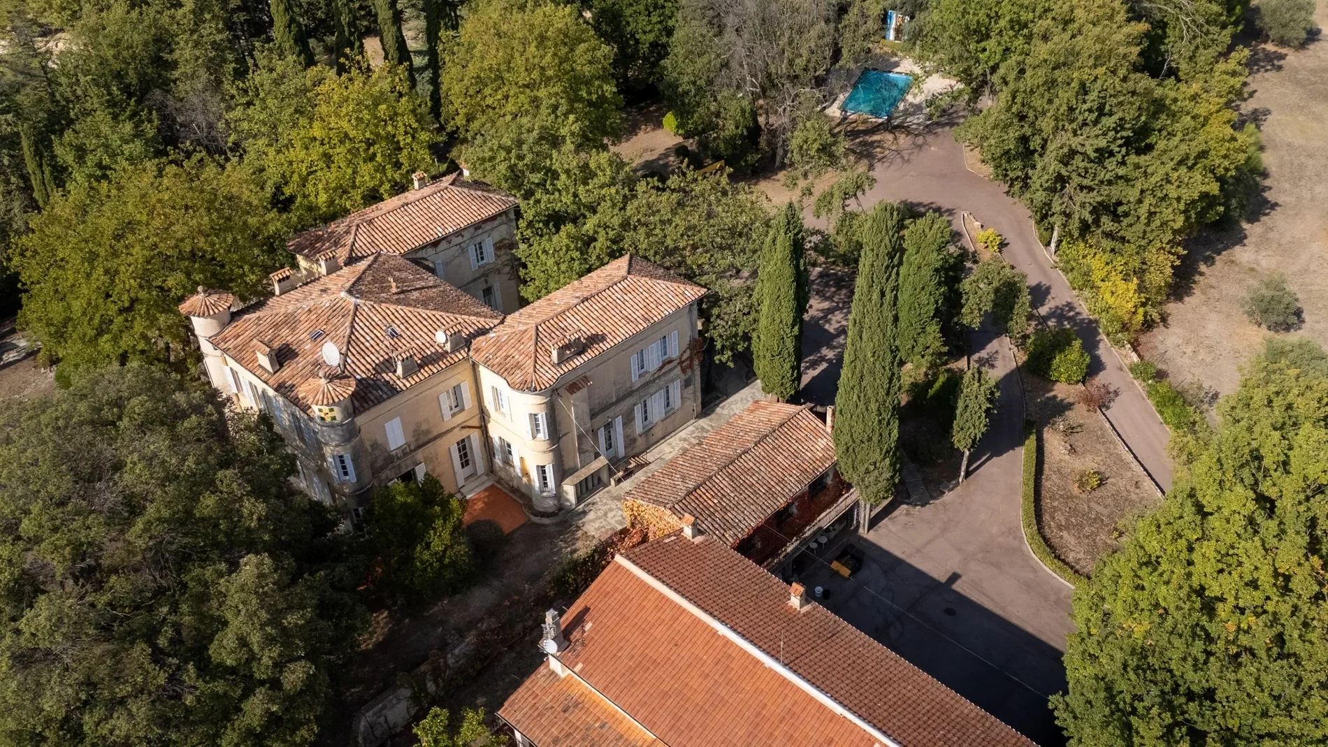 Exterior photo 5