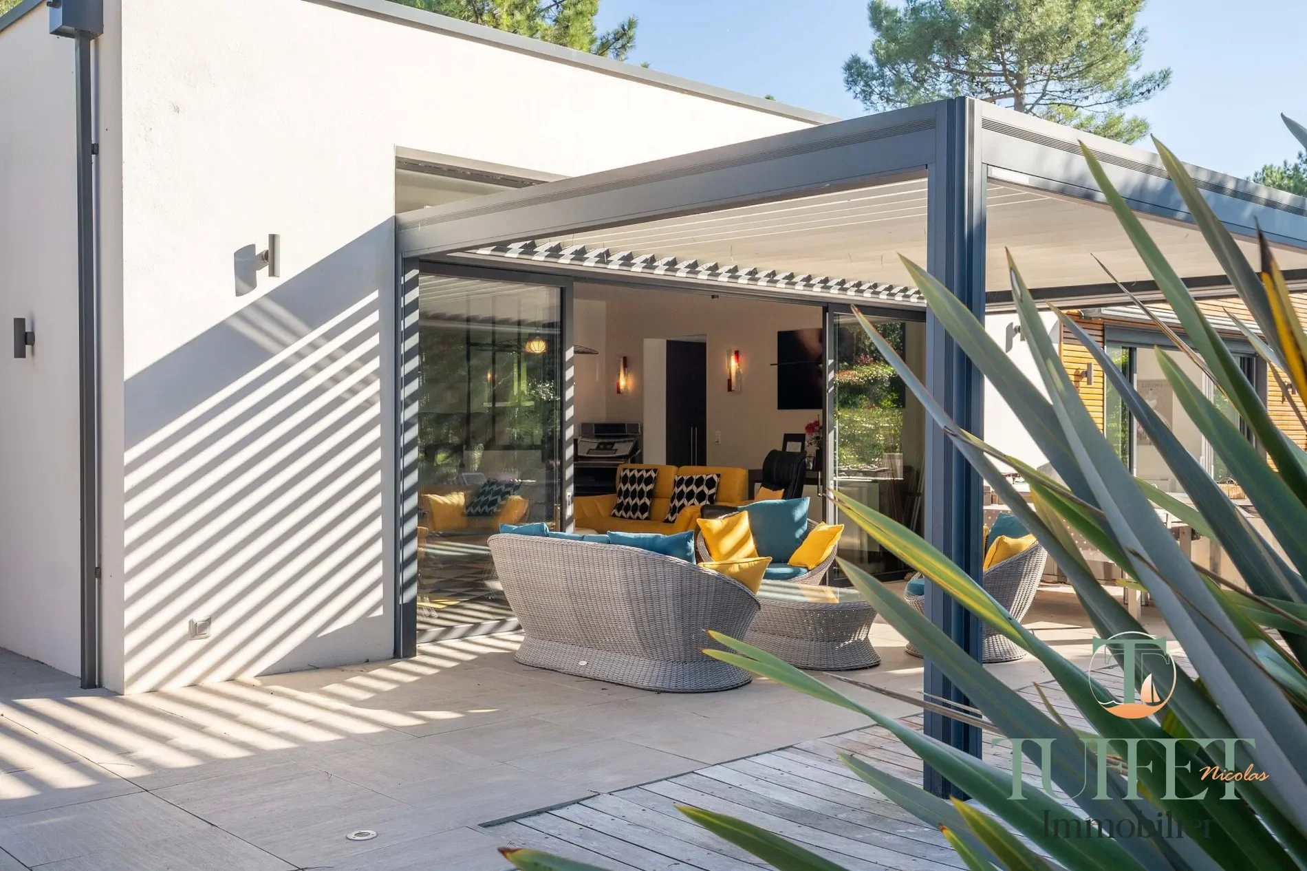Exterior photo 5