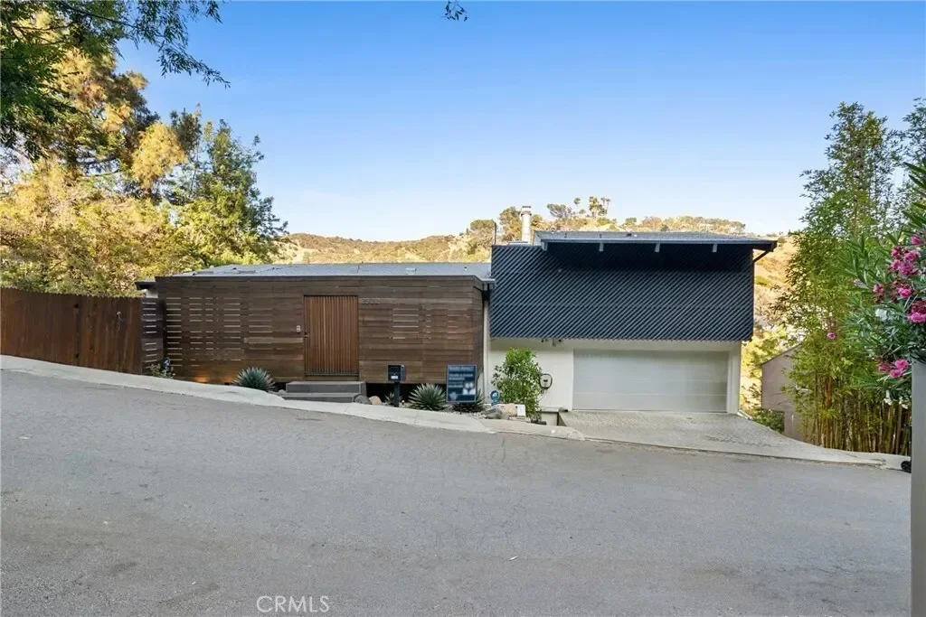 2522 Zorada Drive, Los Angeles, California, United States. - Photo 2