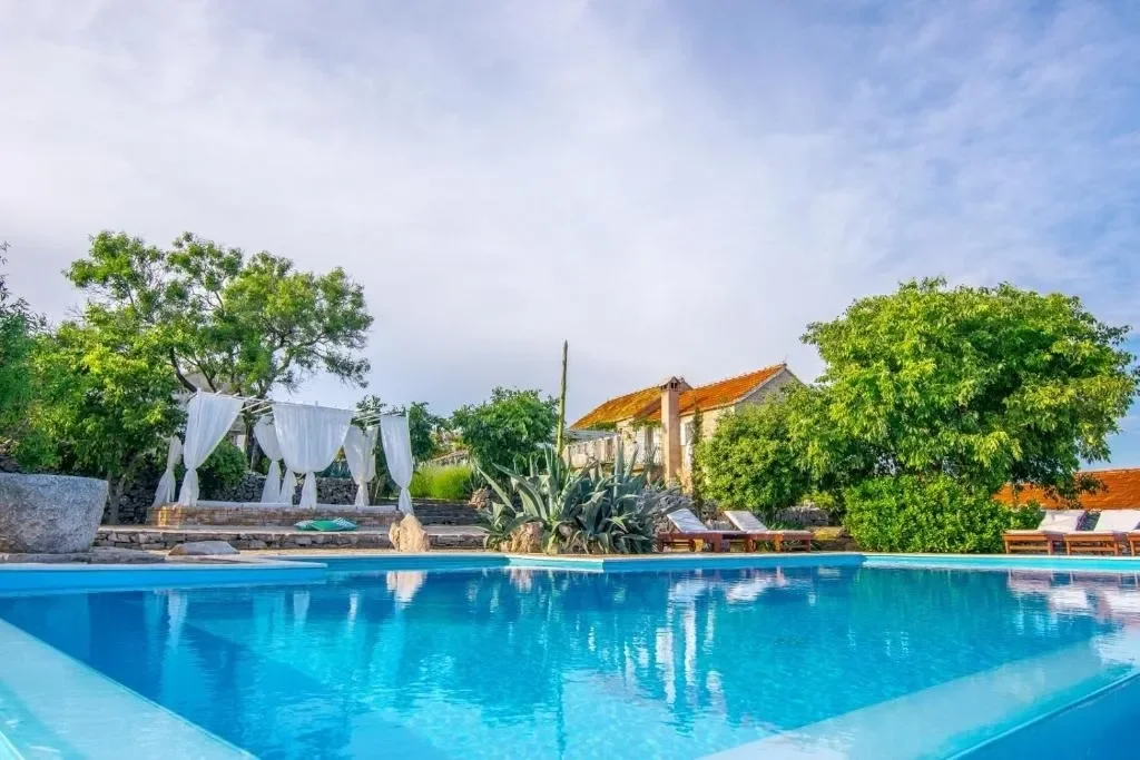 Exterior photo 5