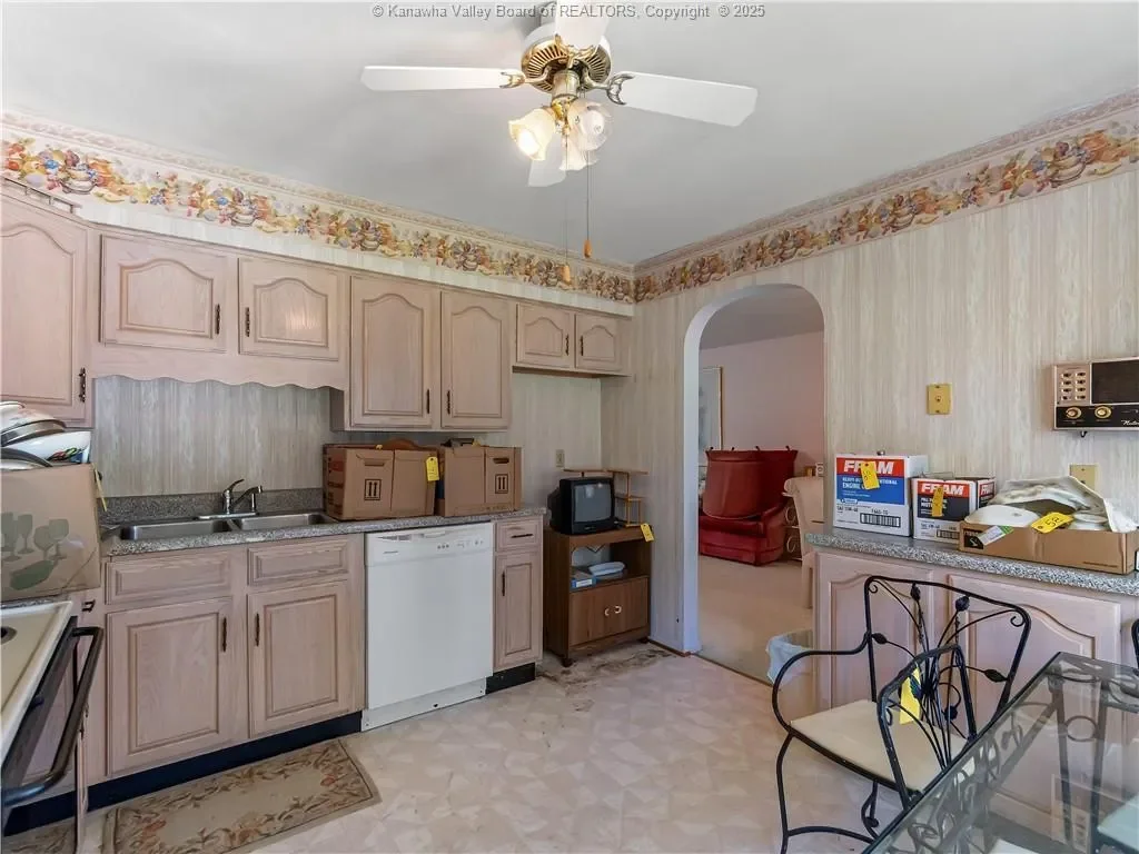 822 Whispering Way, South Charleston, WV 25303, Charleston, West Virginia, United States. - Photo 26