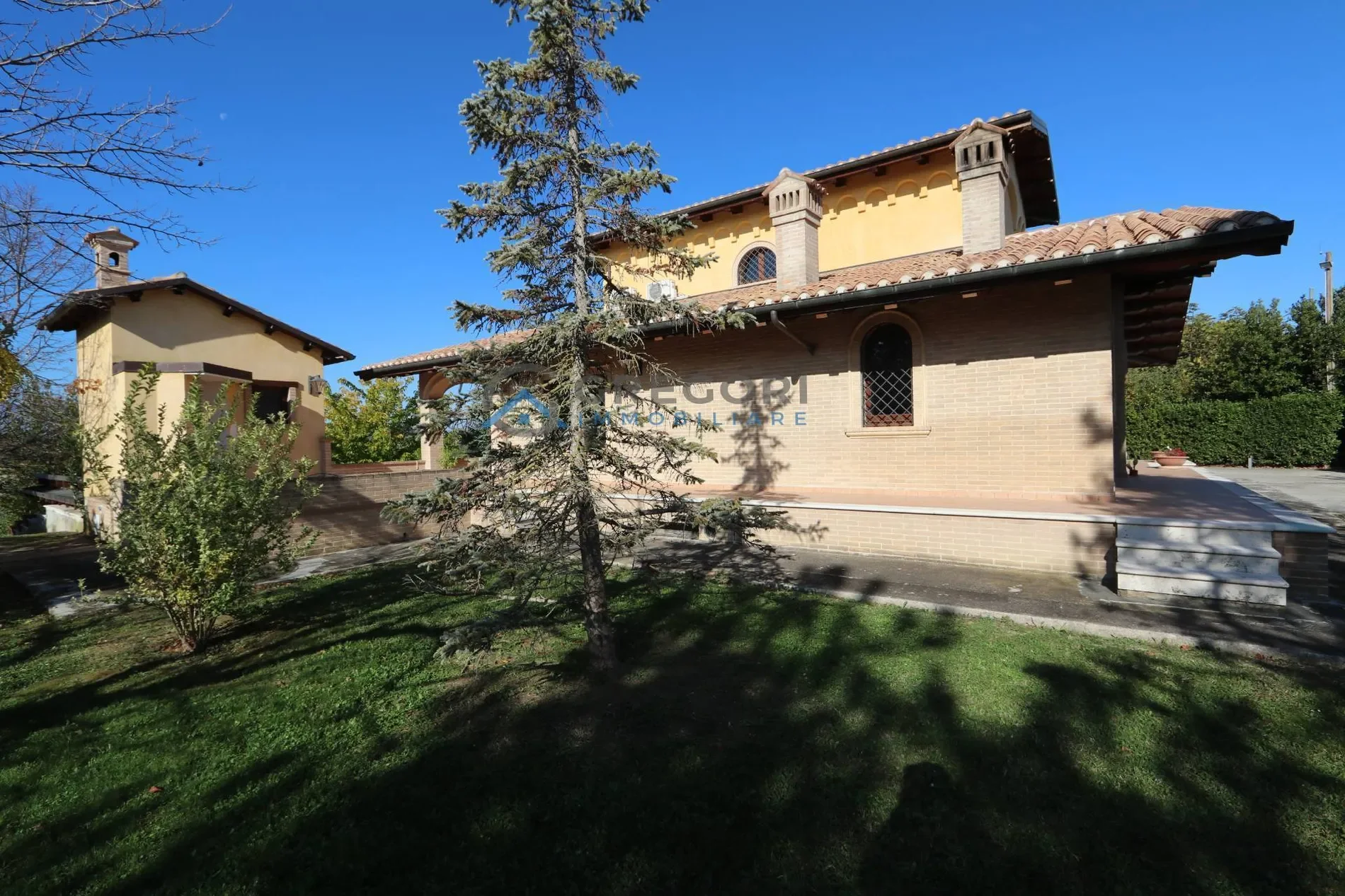 Exterior photo 1