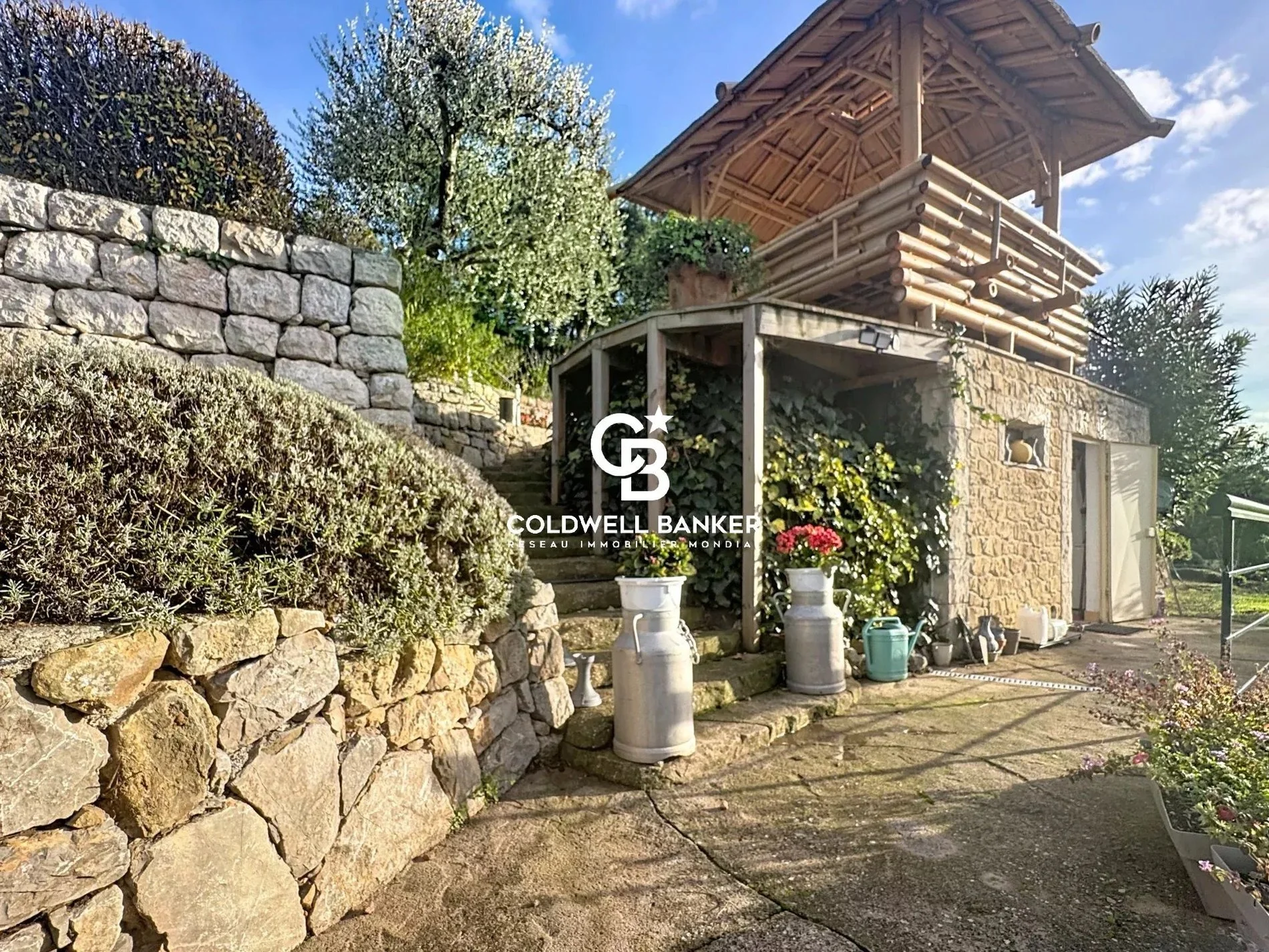 Exterior photo 4