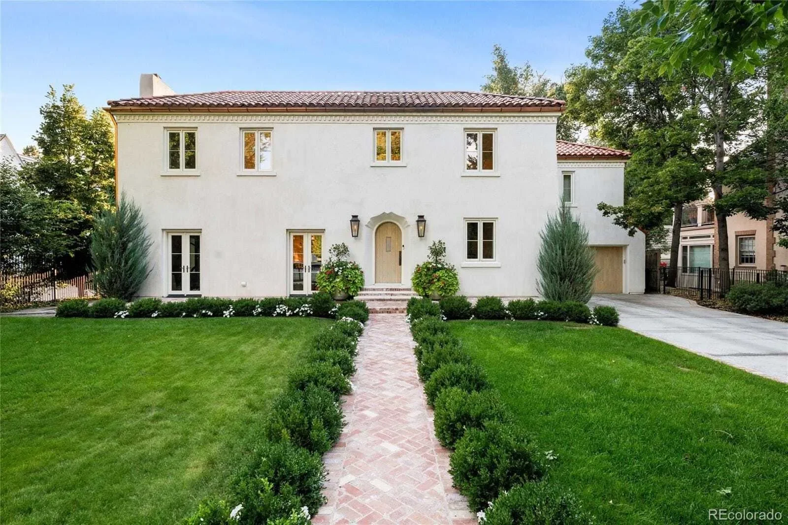 Exterior photo 2