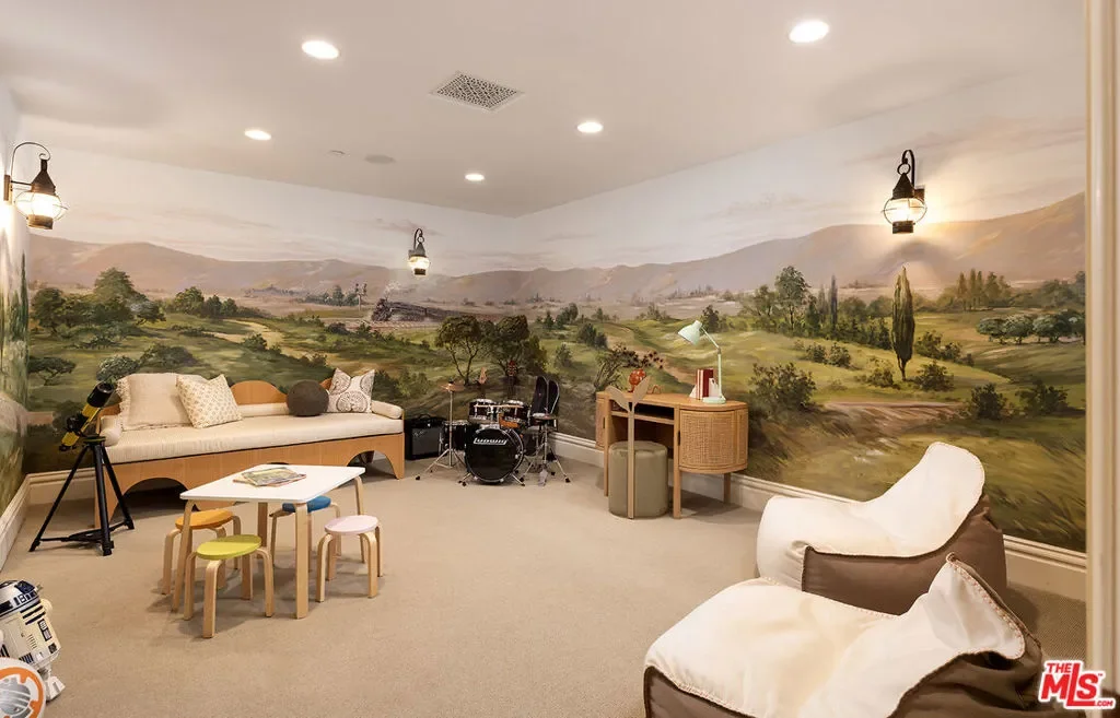 2041 Mandeville Canyon Road, Los Angeles, California, United States. - Photo 3
