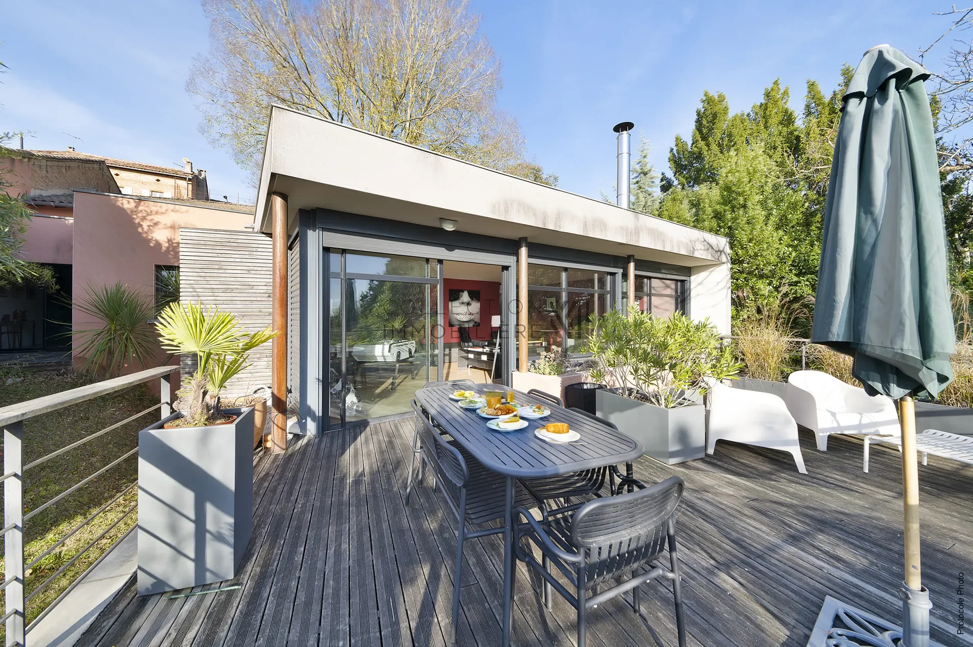 Exterior photo 1