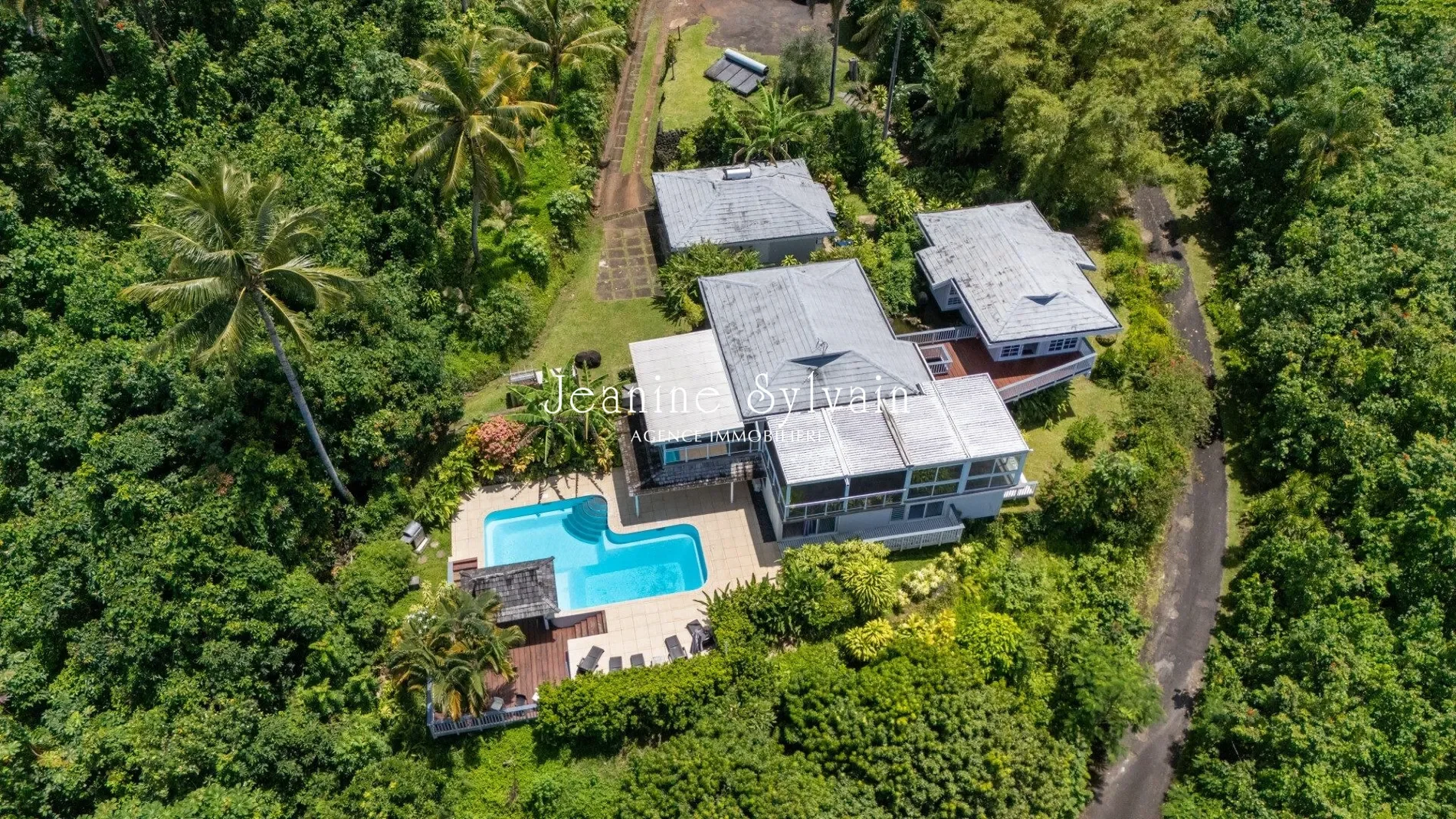Exterior photo 11