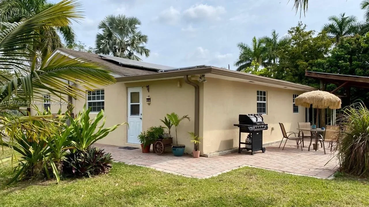 Exterior photo 4