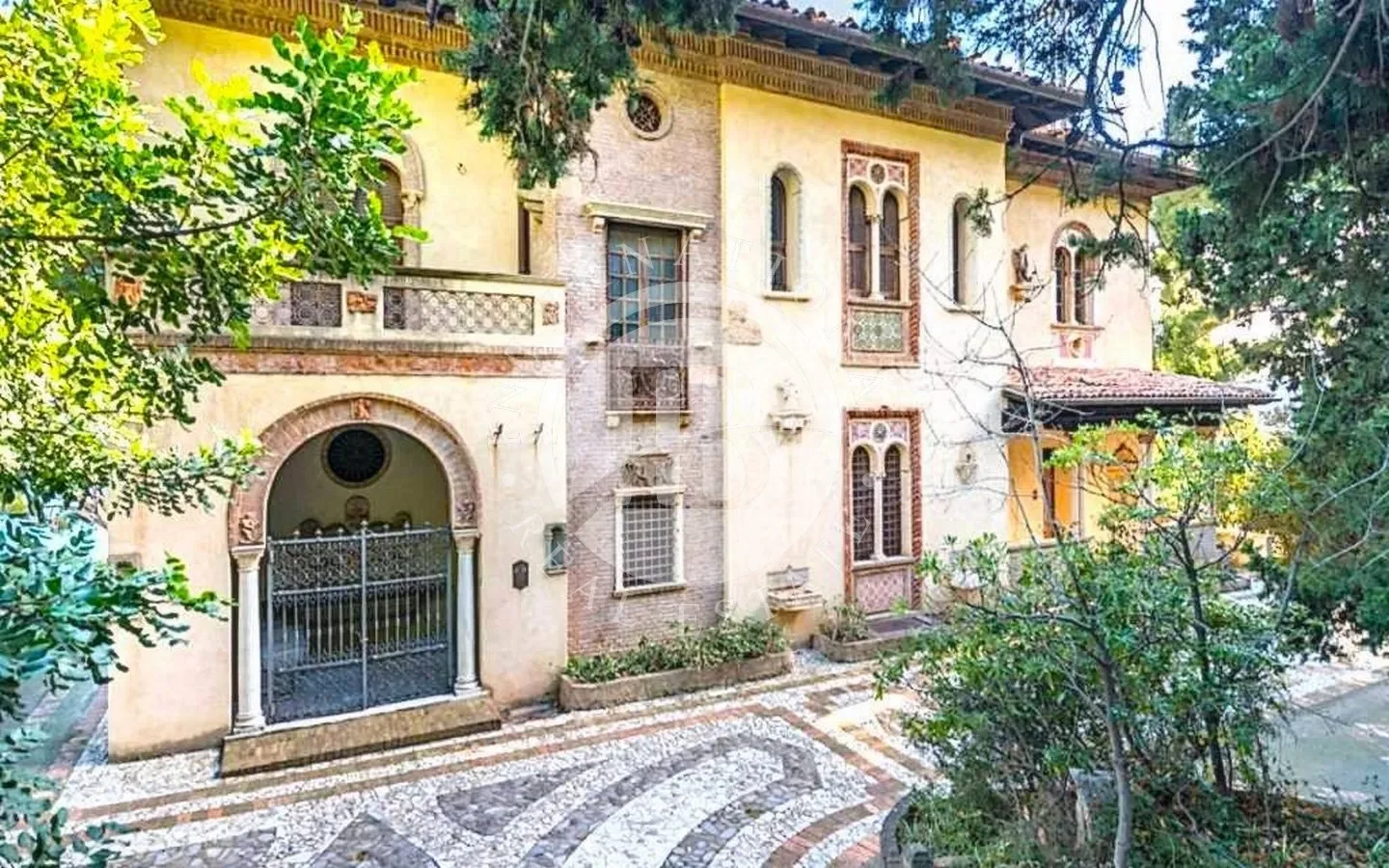 Exterior photo 3
