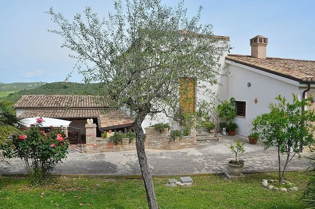 Exterior photo 3