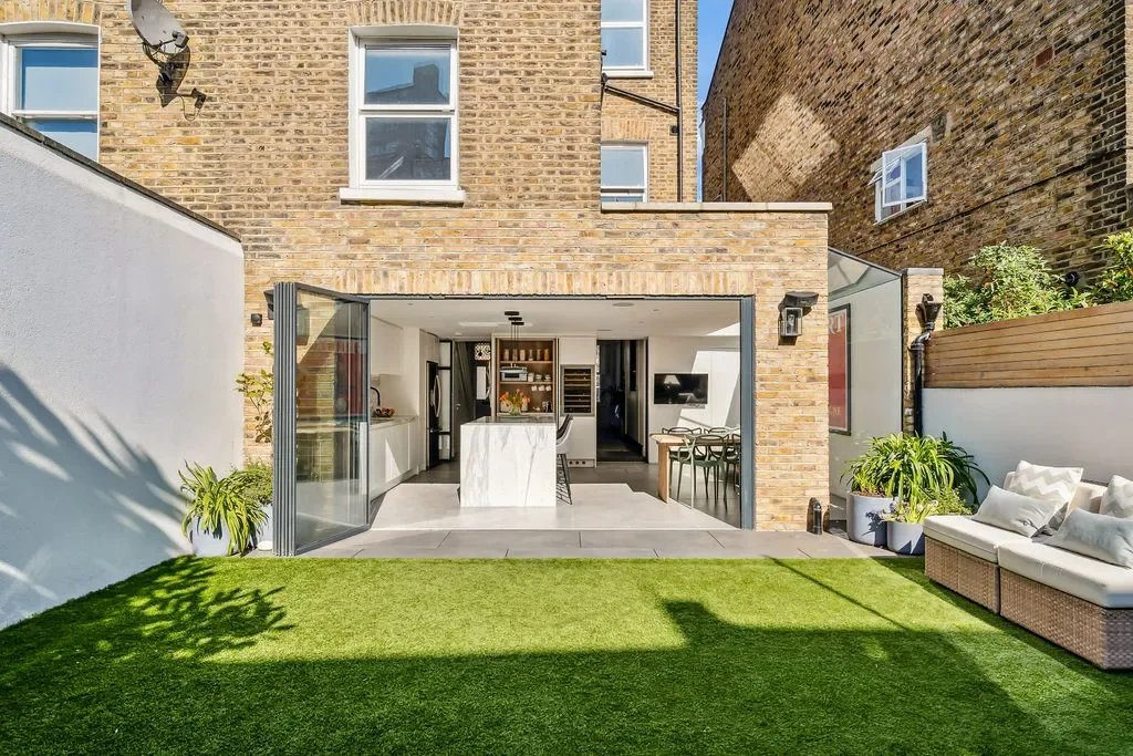 Exterior photo 4
