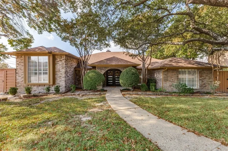 Single Family Residence in Dallas
