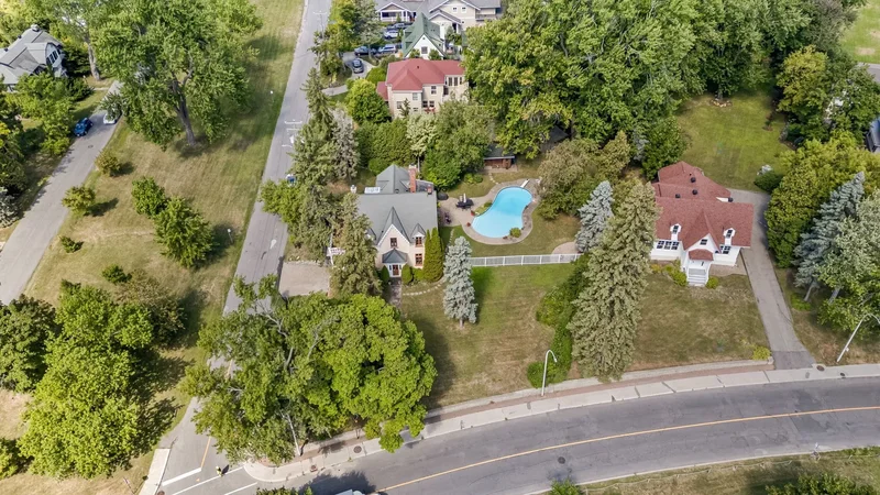 222 Ch. du Bord-du-Lac-Lakeshore, Pointe-Claire, Quebec, Canada. - Photo 60