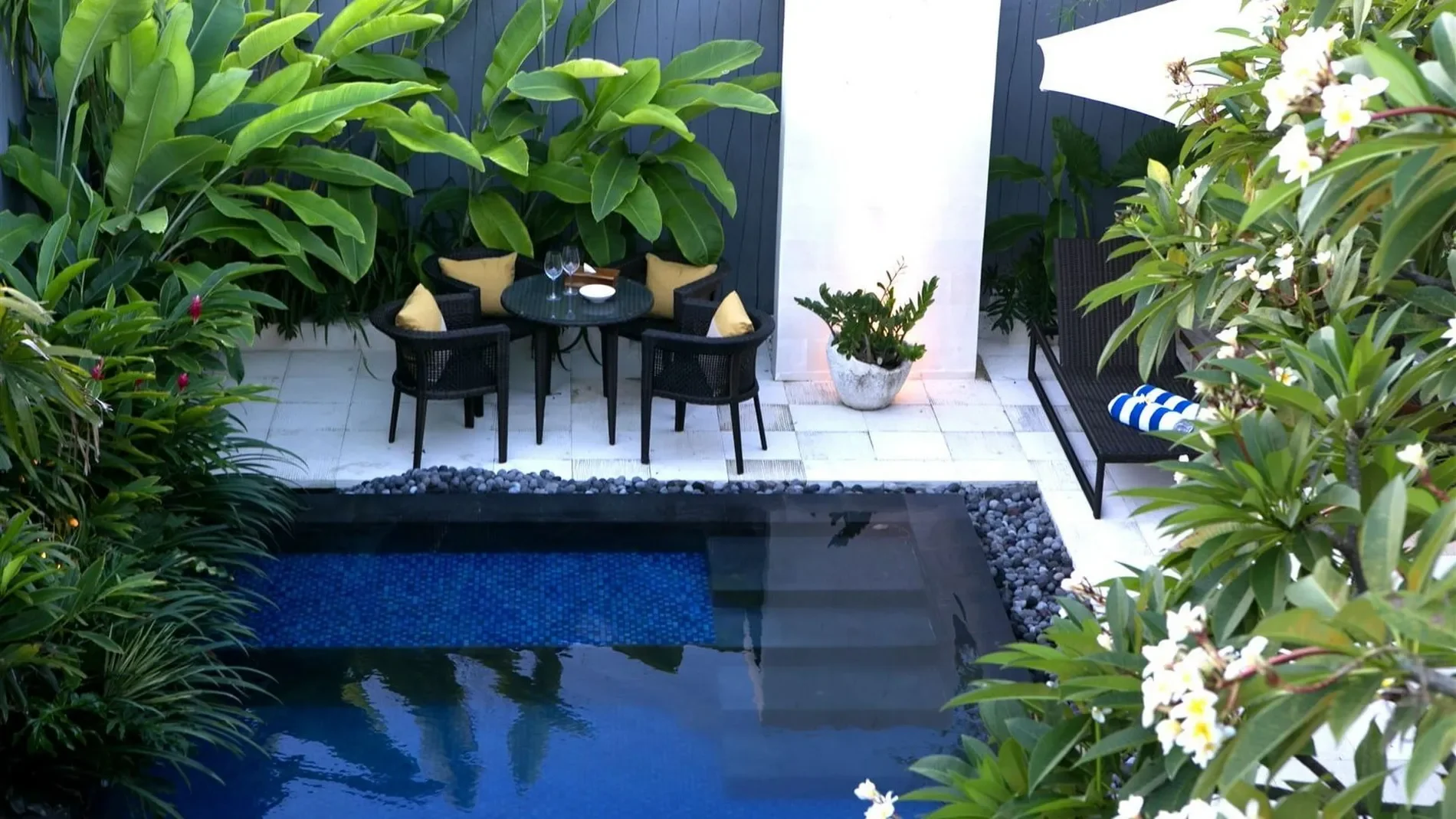 Exterior photo 2