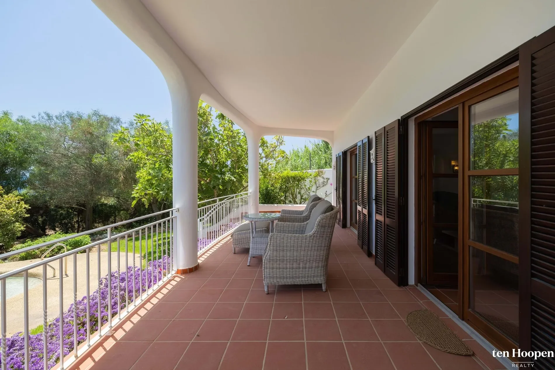Exterior photo 6