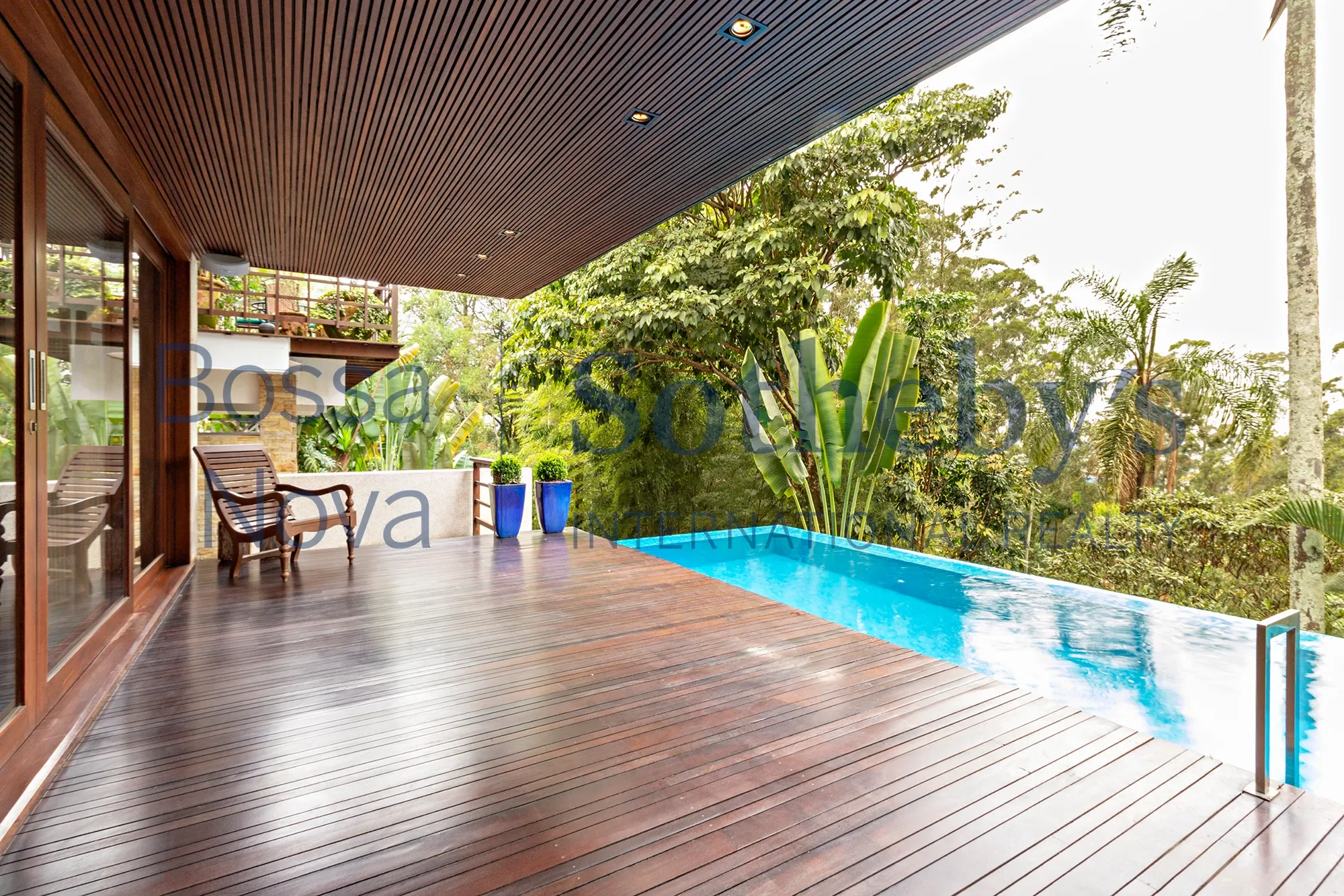 Exterior photo 3