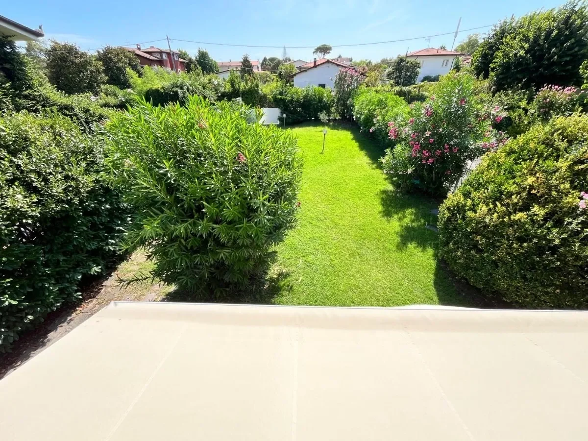 Exterior photo 8