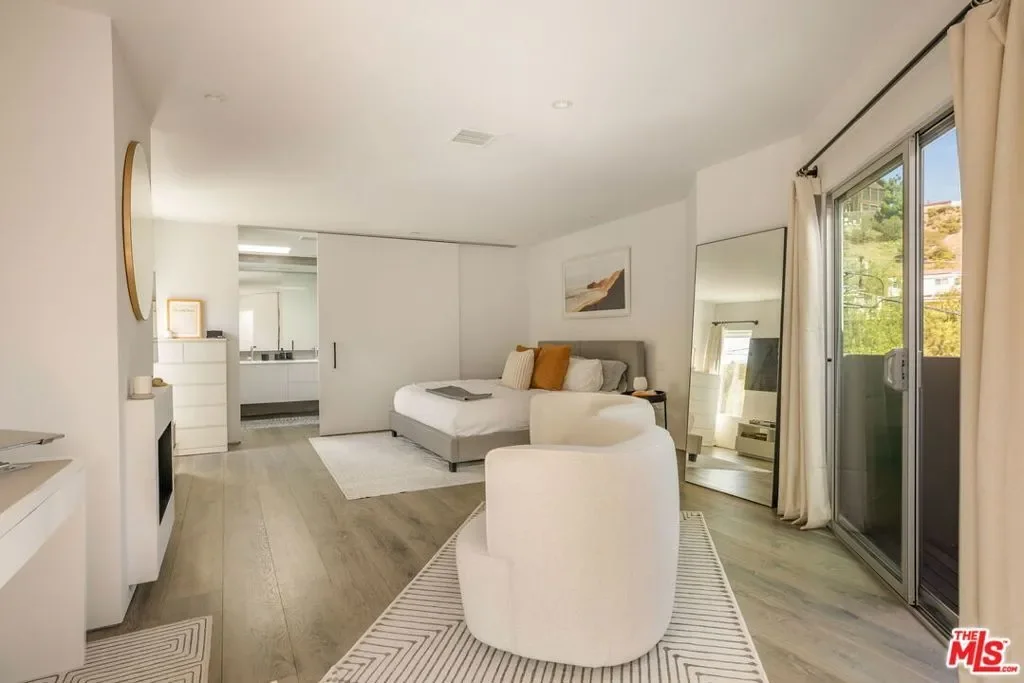 7187 Macapa Drive, Los Angeles, California, United States. - Photo 2