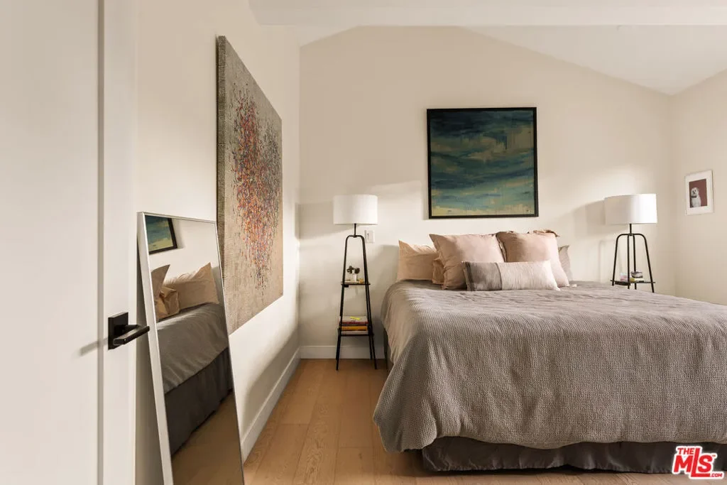 13521 Magnolia Boulevard, Los Angeles, California, United States. - Photo 16