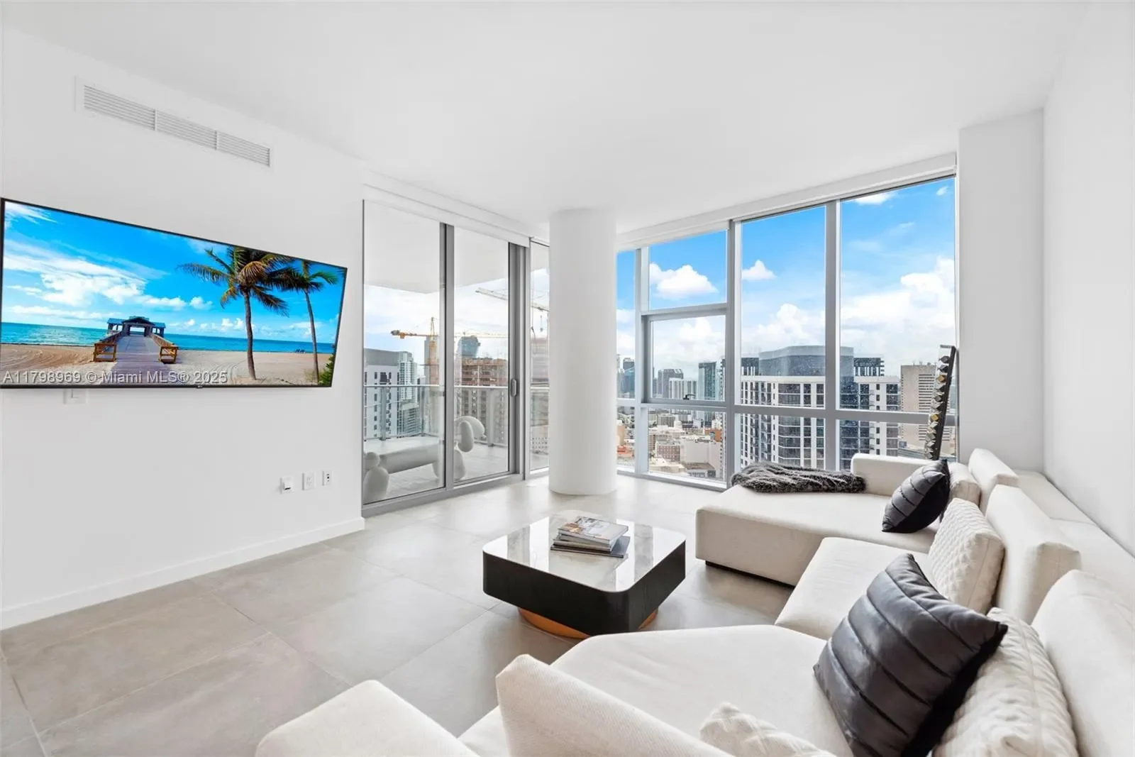 851 NE 1st Ave #4011, Miami, FL 33132, Miami, Florida, United States. - Photo 11