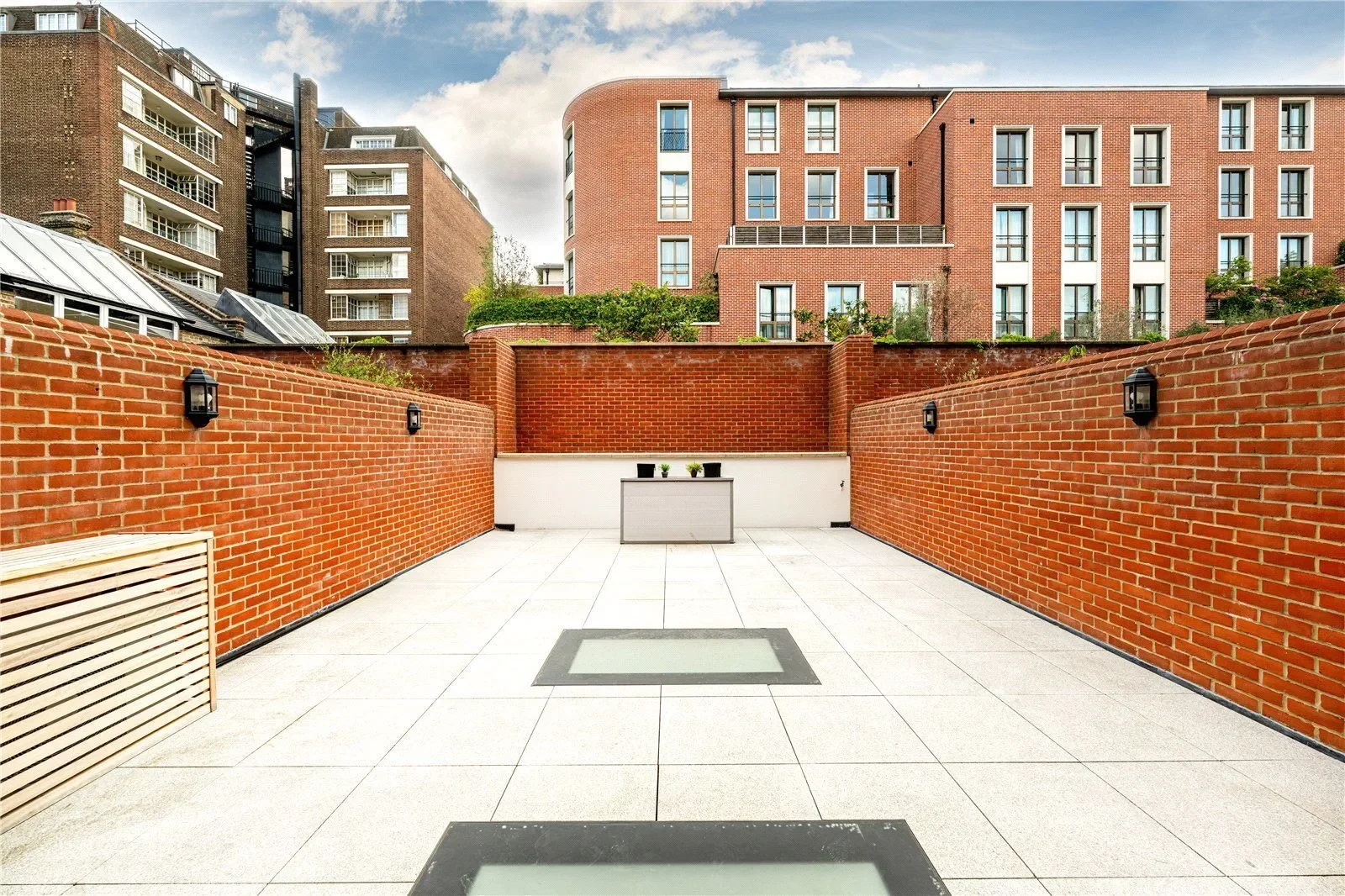Exterior photo 1