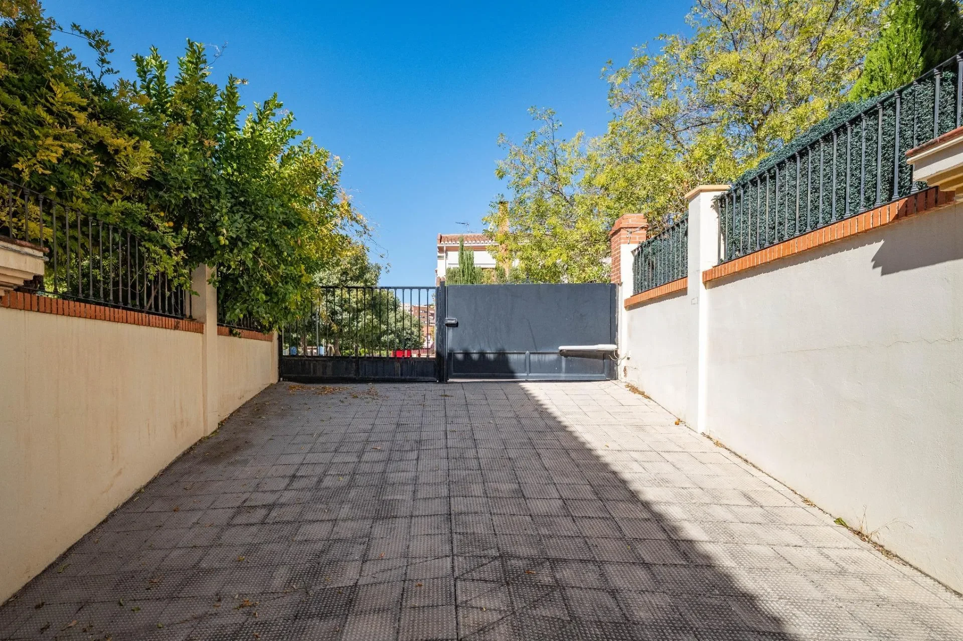 Exterior photo 9