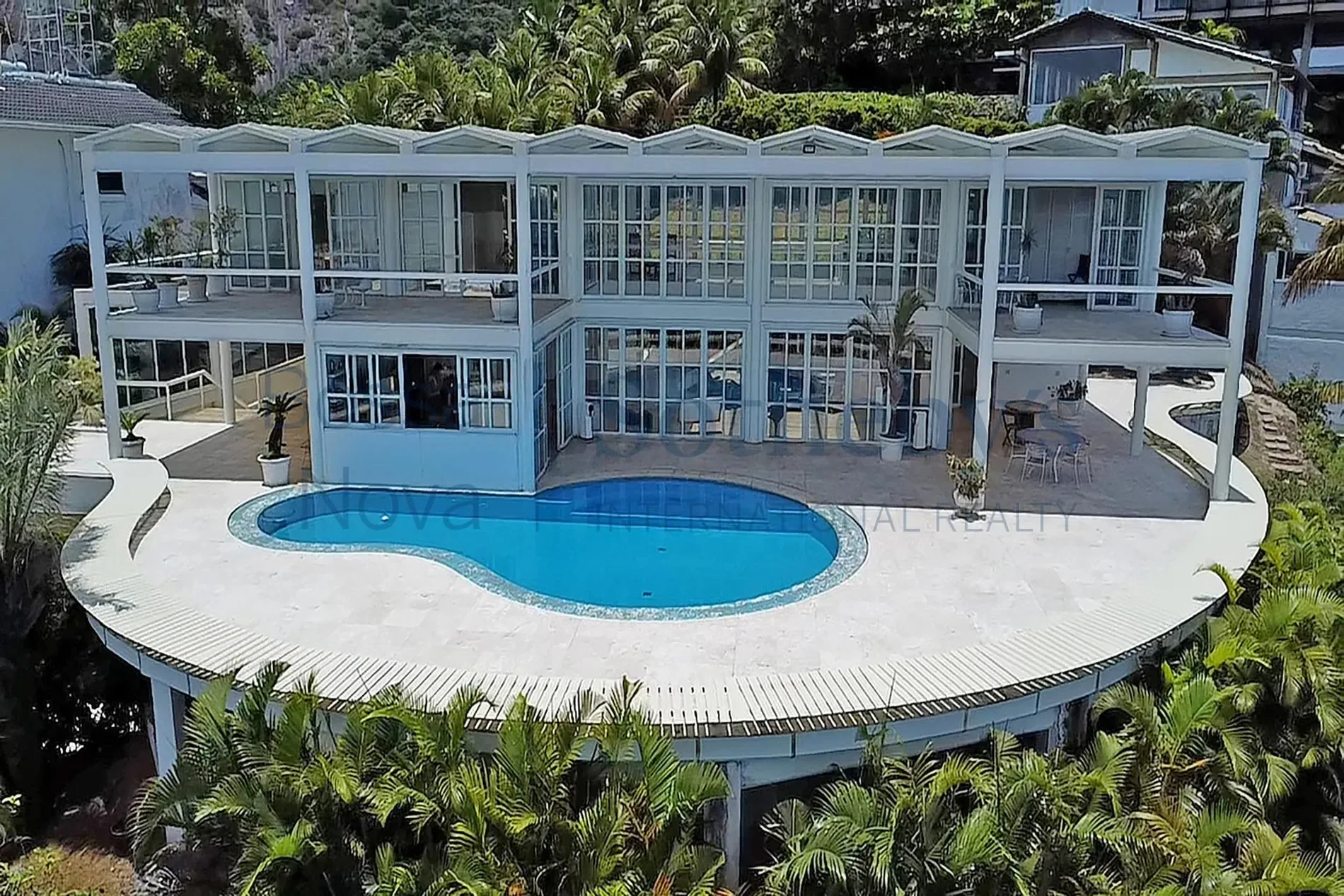 Exterior photo 6