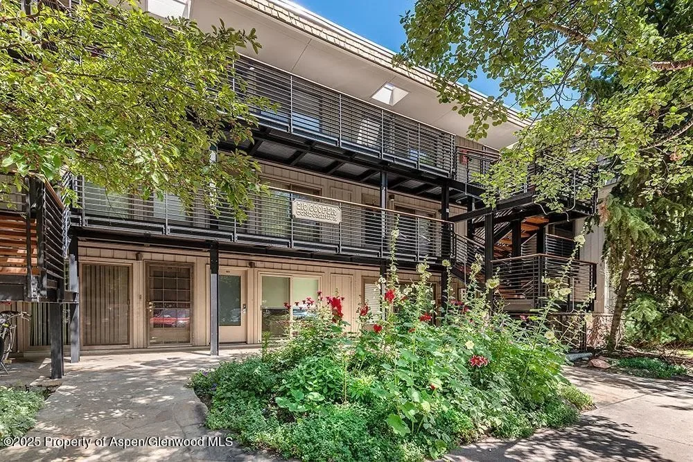 Exterior photo 1