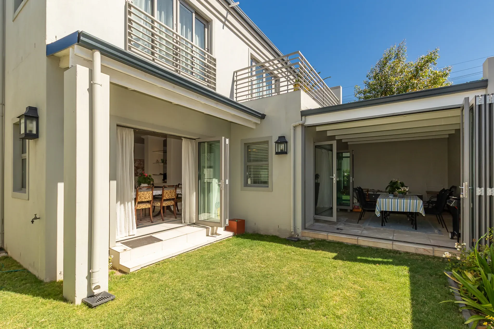 Exterior photo 4