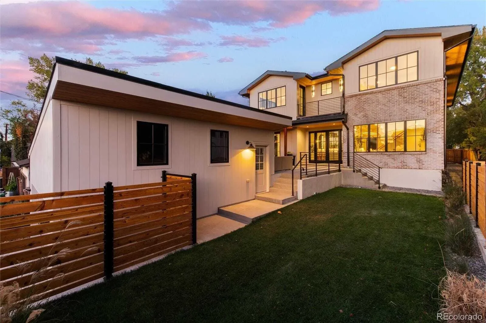 Exterior photo 8