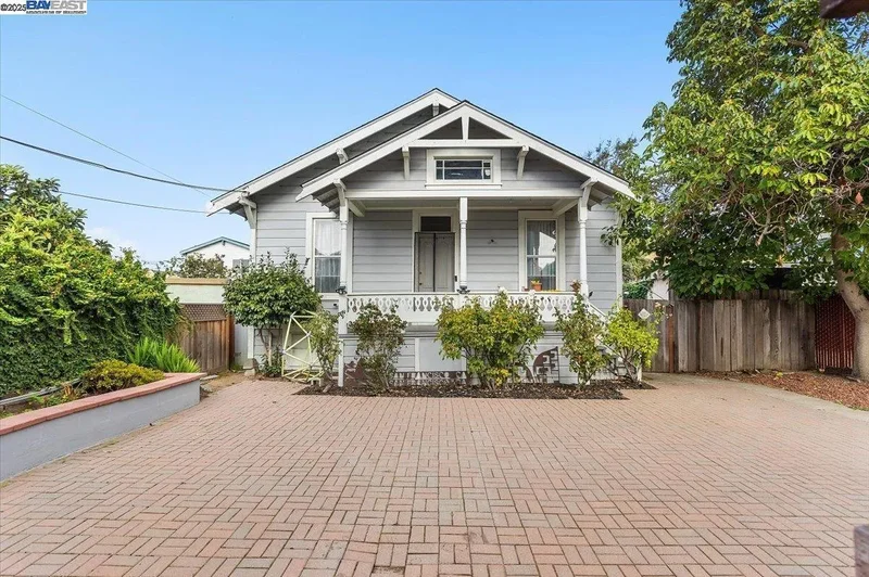 629 Santa Clara Ave., Alameda, California, United States. - Photo 12