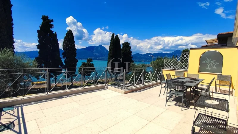 Lakefront apartment with livable terrace