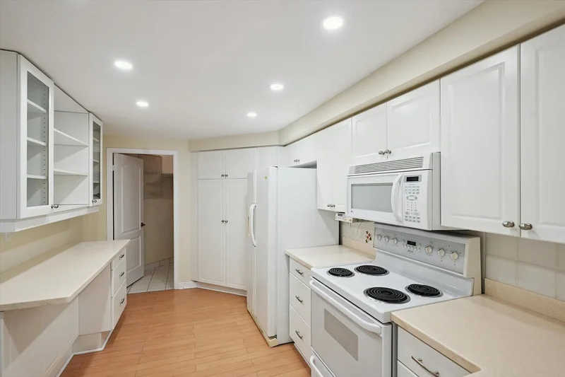 10 Tichester Rd  501, Toronto, ON M5P 3M4, Toronto, Ontario, Canada. - Photo 13