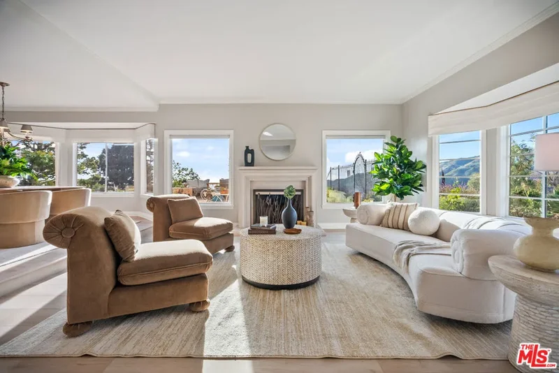 23255 W Paloma Blanca Drive, Malibu, California, United States. - Photo 4